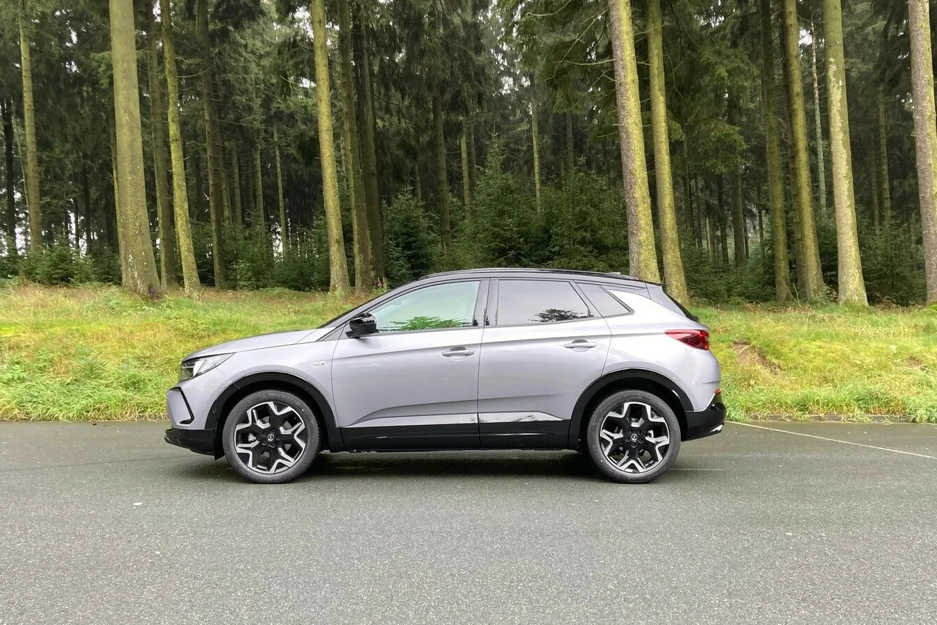 Ans Blech ist Opel dem Grandland praktisch gar nicht gegangen, die Seitenlinie des SUV bleibt demnach unverändert.