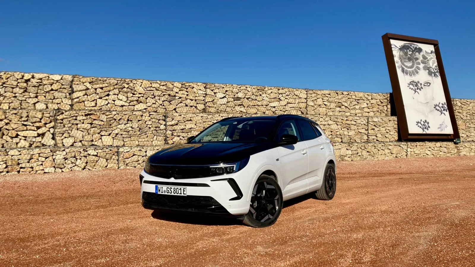 Auch das Kompakt-SUV Grandland kommt als kräftiger GSe-Plug-in-Hybrid. Mit elektrischem Allradantrieb leistet das System 300 PS.