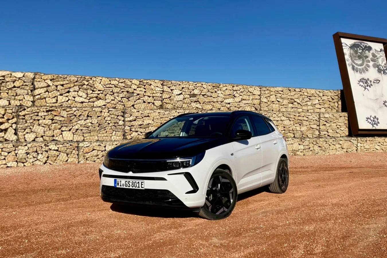 Auch das Kompakt-SUV Grandland kommt als kräftiger GSe-Plug-in-Hybrid. Mit elektrischem Allradantrieb leistet das System 300 PS.