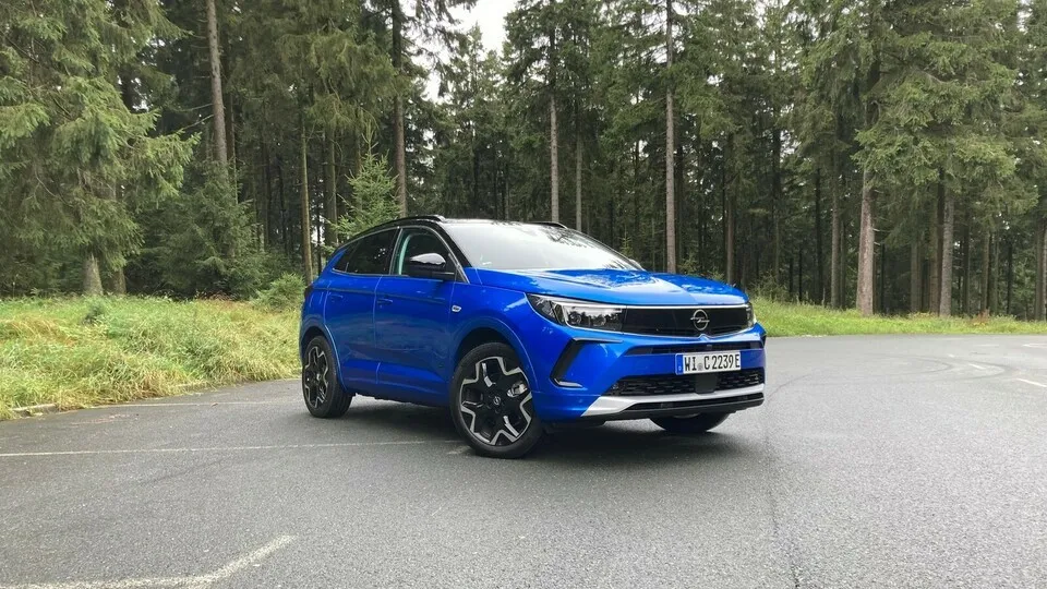 Auch das Kompakt-SUV Grandland trägt jetzt das aktuelle, Vizor genannte Opel-Gesicht.