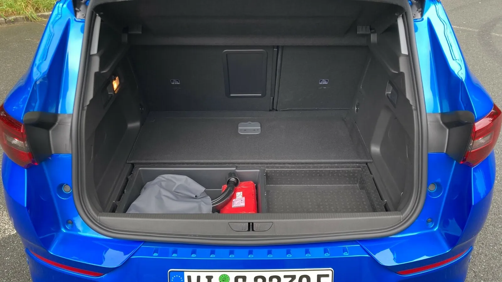 Der Plug-in-Hybrid fasst 390 bis 1.528 Liter Gepäck, im konventionellen Grandland sind es 514 bis 1.652 Liter.