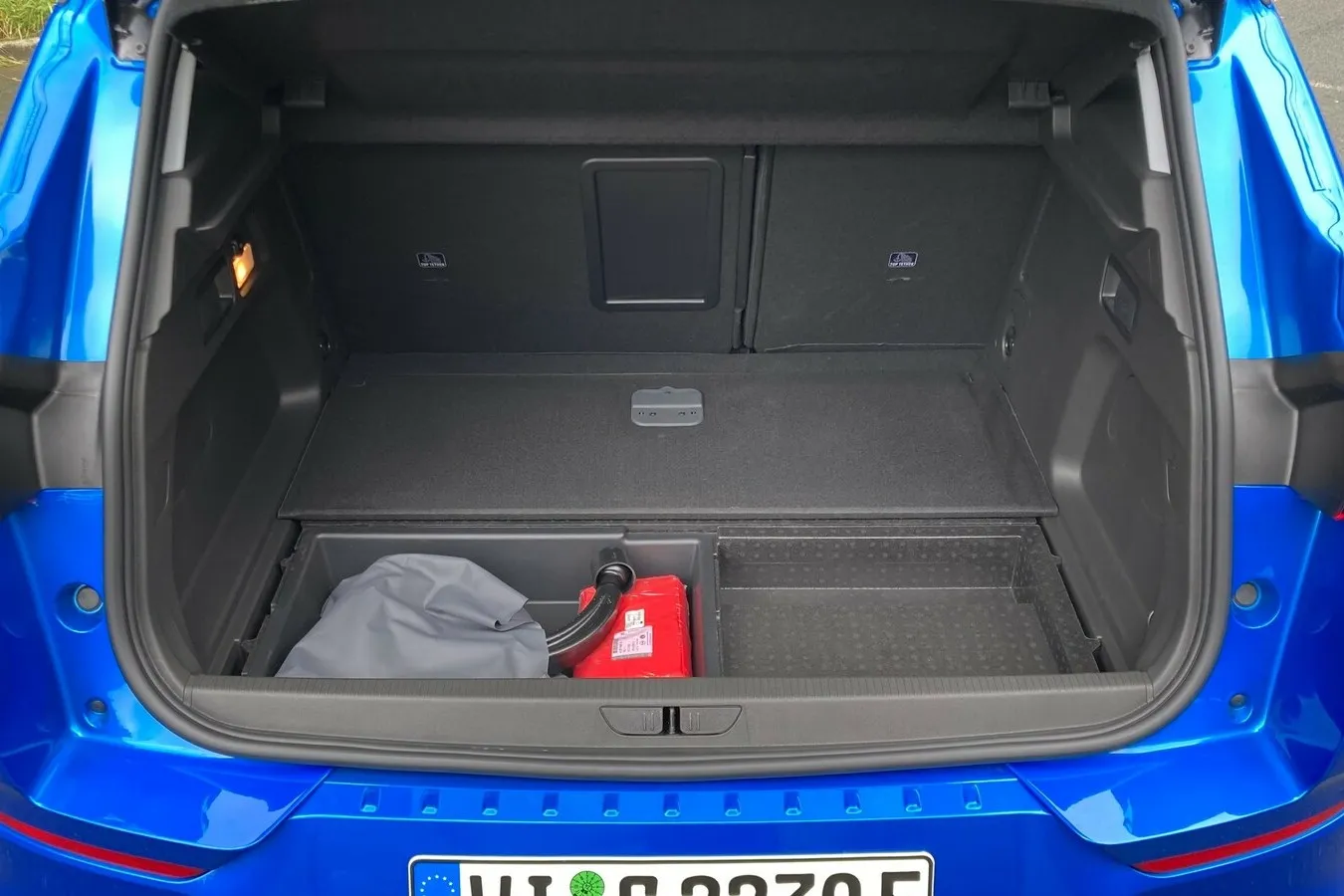 Der Plug-in-Hybrid fasst 390 bis 1.528 Liter Gepäck, im konventionellen Grandland sind es 514 bis 1.652 Liter.