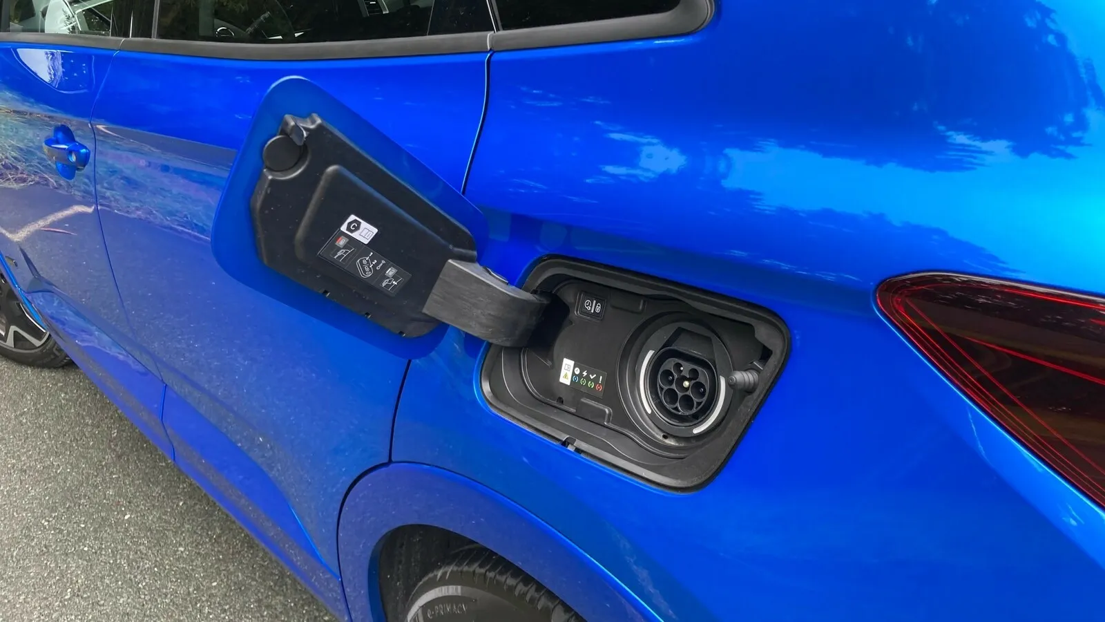 Serienmäßig lädt der Grandland Plug-in-Hybrid mit 3,7 kW, optional gibt as 7,4 kW. Der Akku fasst 13,2 kWh.