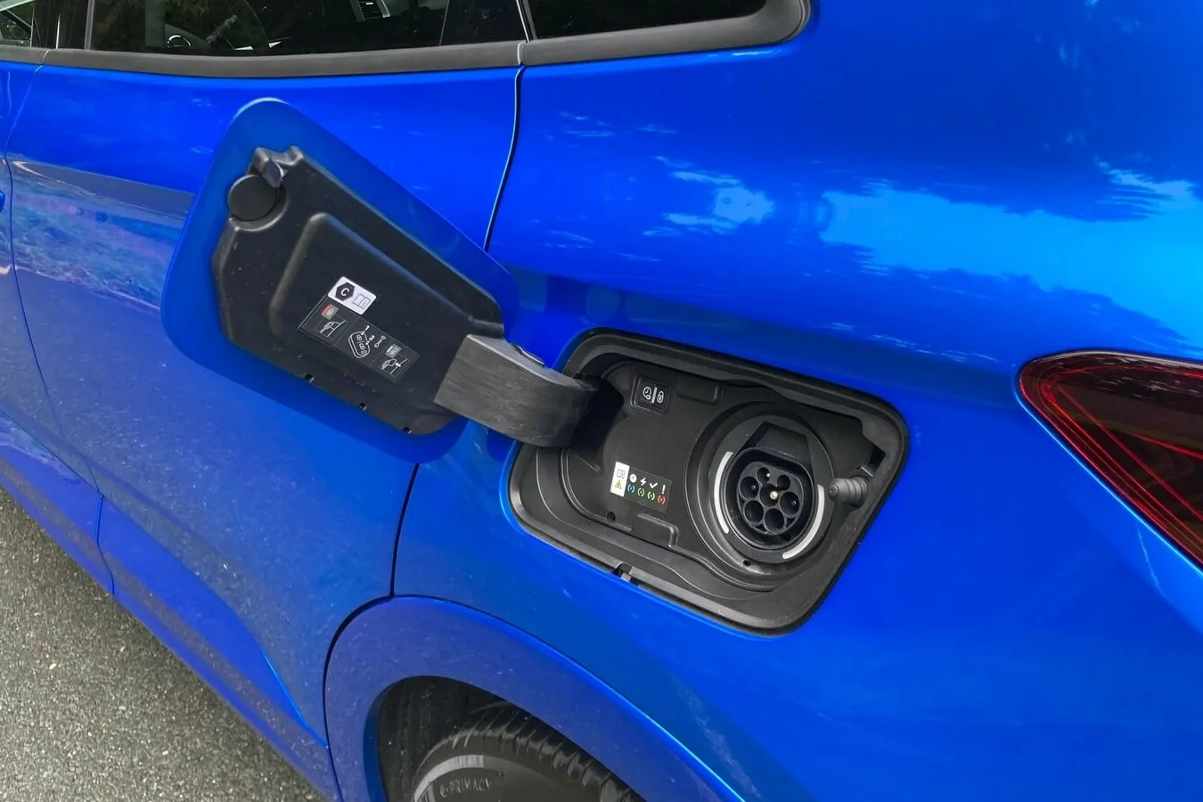 Serienmäßig lädt der Grandland Plug-in-Hybrid mit 3,7 kW, optional gibt as 7,4 kW. Der Akku fasst 13,2 kWh.