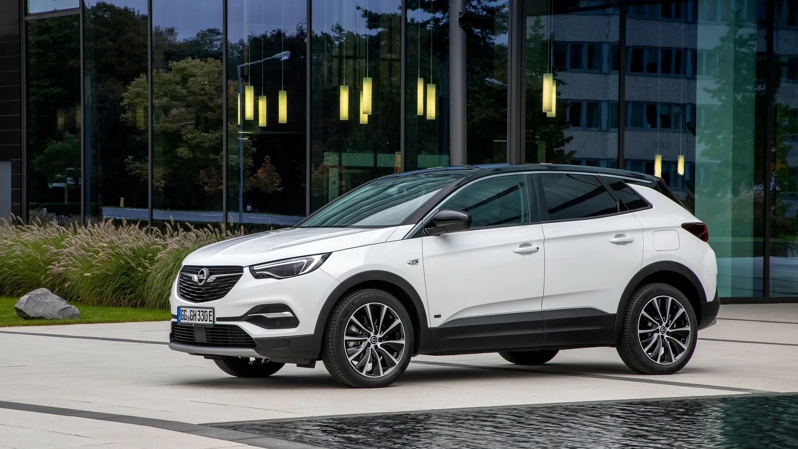 Opel Grandland X: Der 1.6 DI-Turbo Hybrid Elegance ist je Kilometer 24,0 Prozent günstiger als der 1.6 DI-Turbo Elegance.
