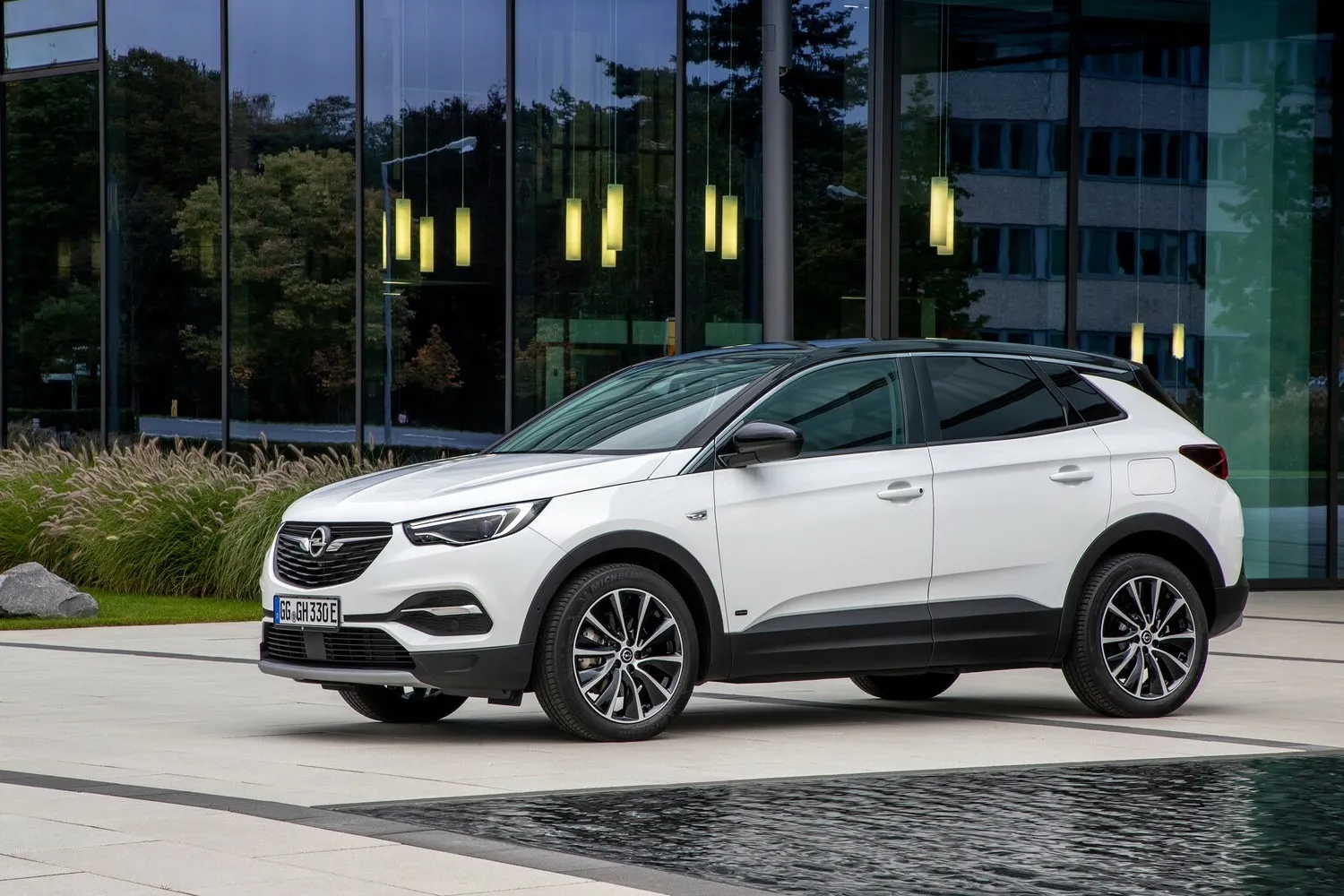 Opel Grandland X: Der 1.6 DI-Turbo Hybrid Elegance ist je Kilometer 24,0 Prozent günstiger als der 1.6 DI-Turbo Elegance.