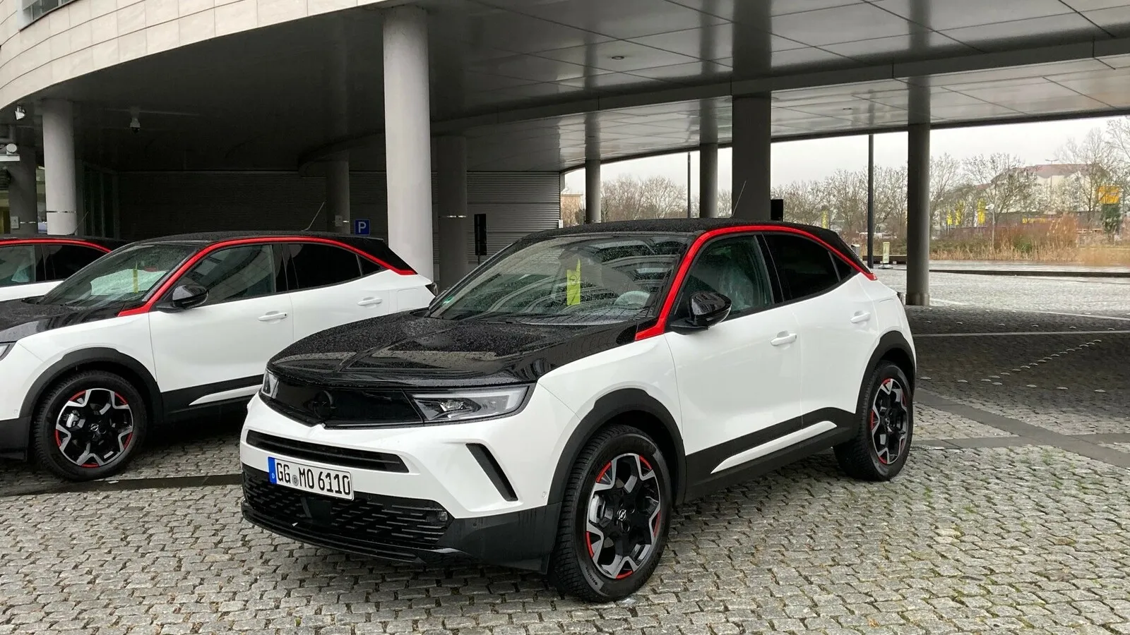 Typisch ist die „Opel Vizor“ genannte schwarze Kunststoffblende zwischen den Scheinwerfern.