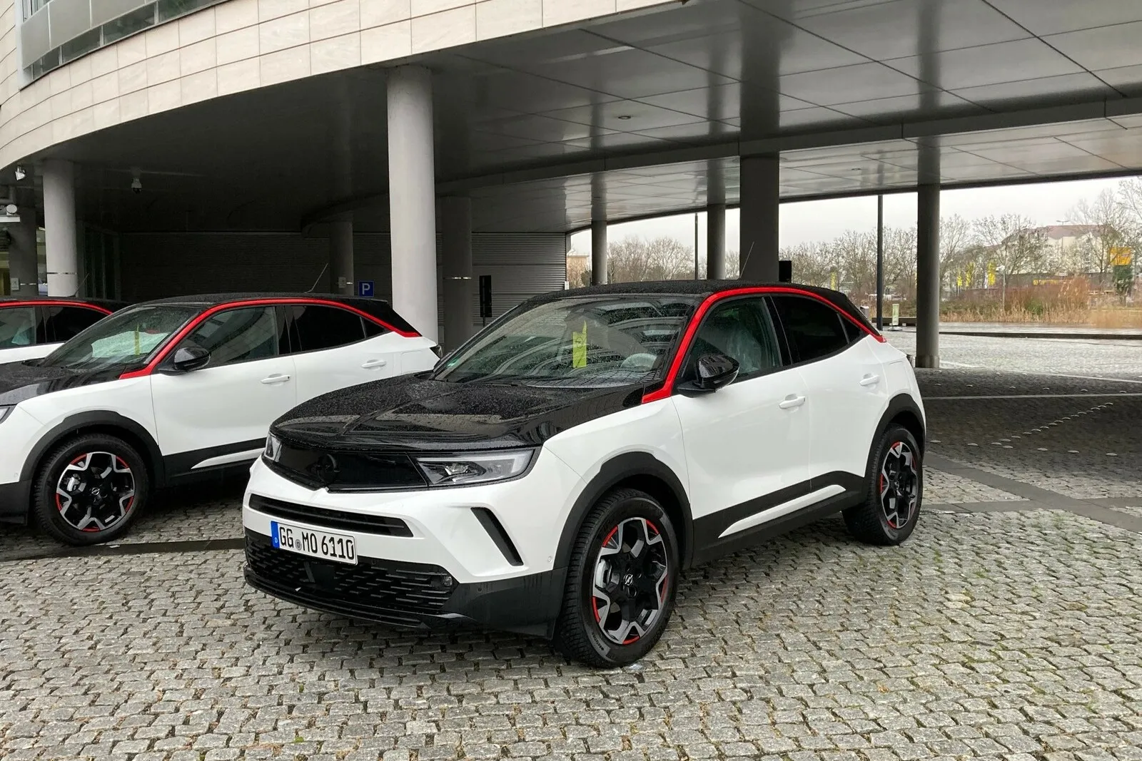 Typisch ist die „Opel Vizor“ genannte schwarze Kunststoffblende zwischen den Scheinwerfern.