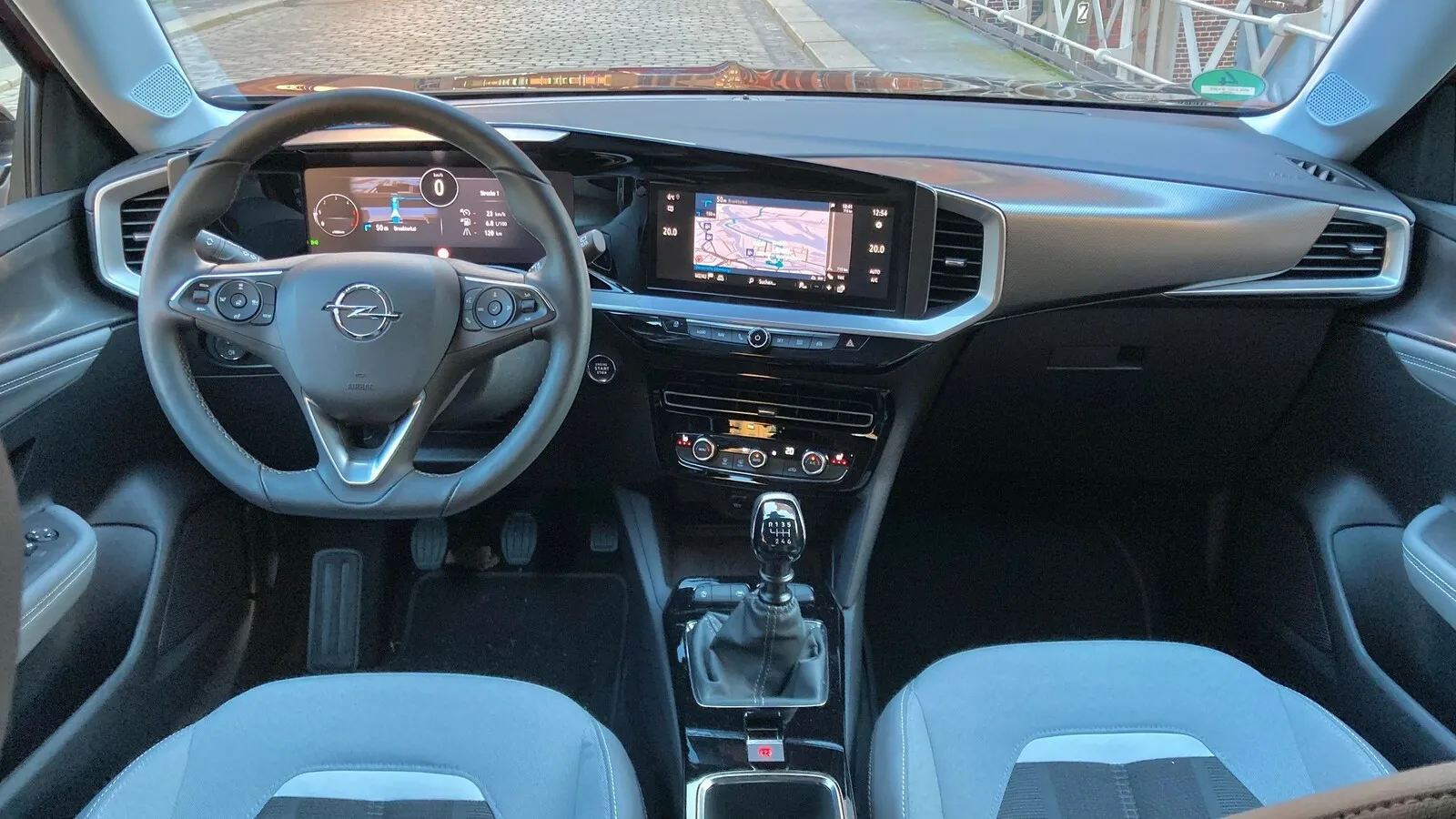 Der Mokka ist auch der erste Opel mit dem „Pure Panel“-Cockpit mit zwei Monitoren.