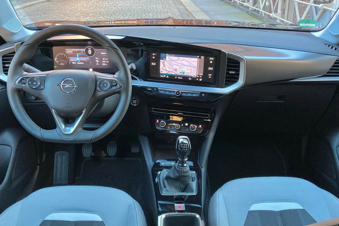 Der Mokka ist auch der erste Opel mit dem „Pure Panel“-Cockpit mit zwei Monitoren.