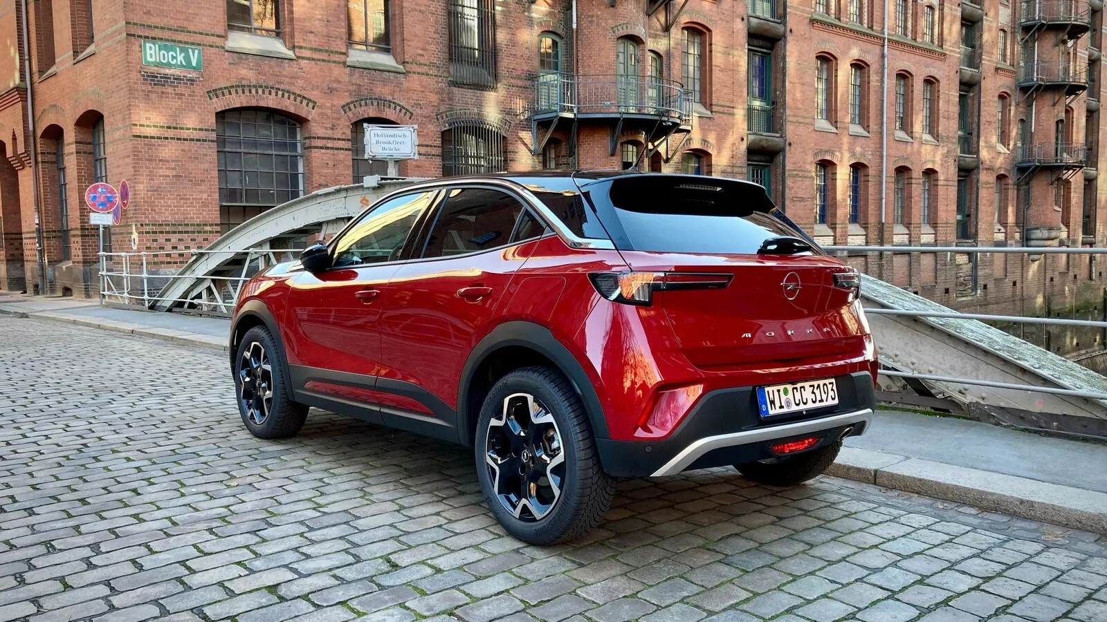 Ein kurzer Überhang und breite, schlanke Leuchten kennzeichnen des Heck des Opel Mokka,