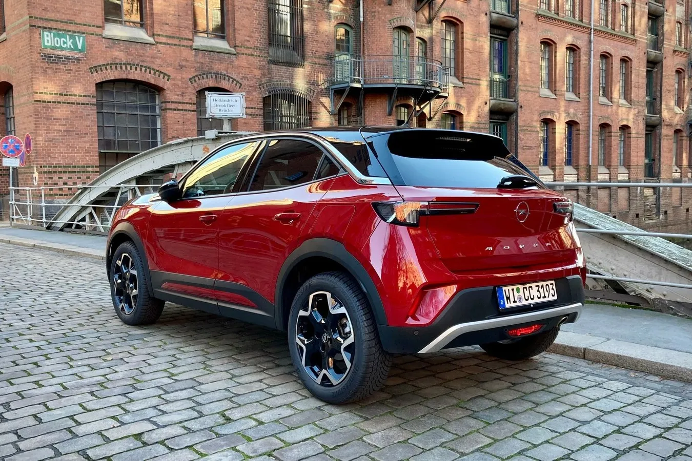 Ein kurzer Überhang und breite, schlanke Leuchten kennzeichnen des Heck des Opel Mokka,