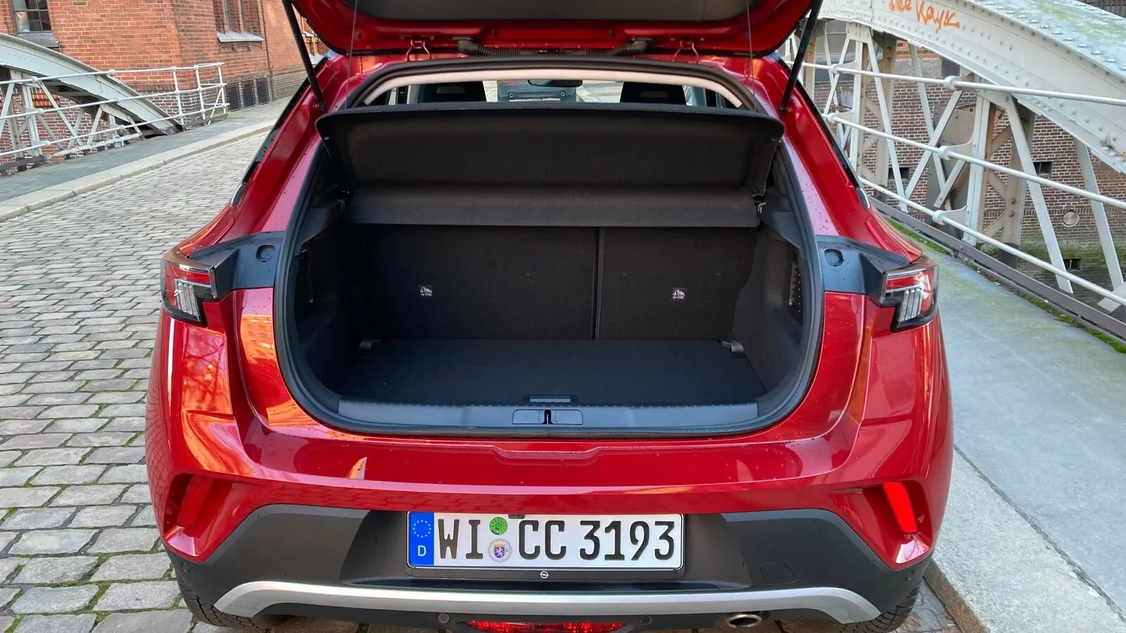 Mindestens 350 Liter passen in den Mokka-Kofferraum, die Ladekante ist relativ hoch.