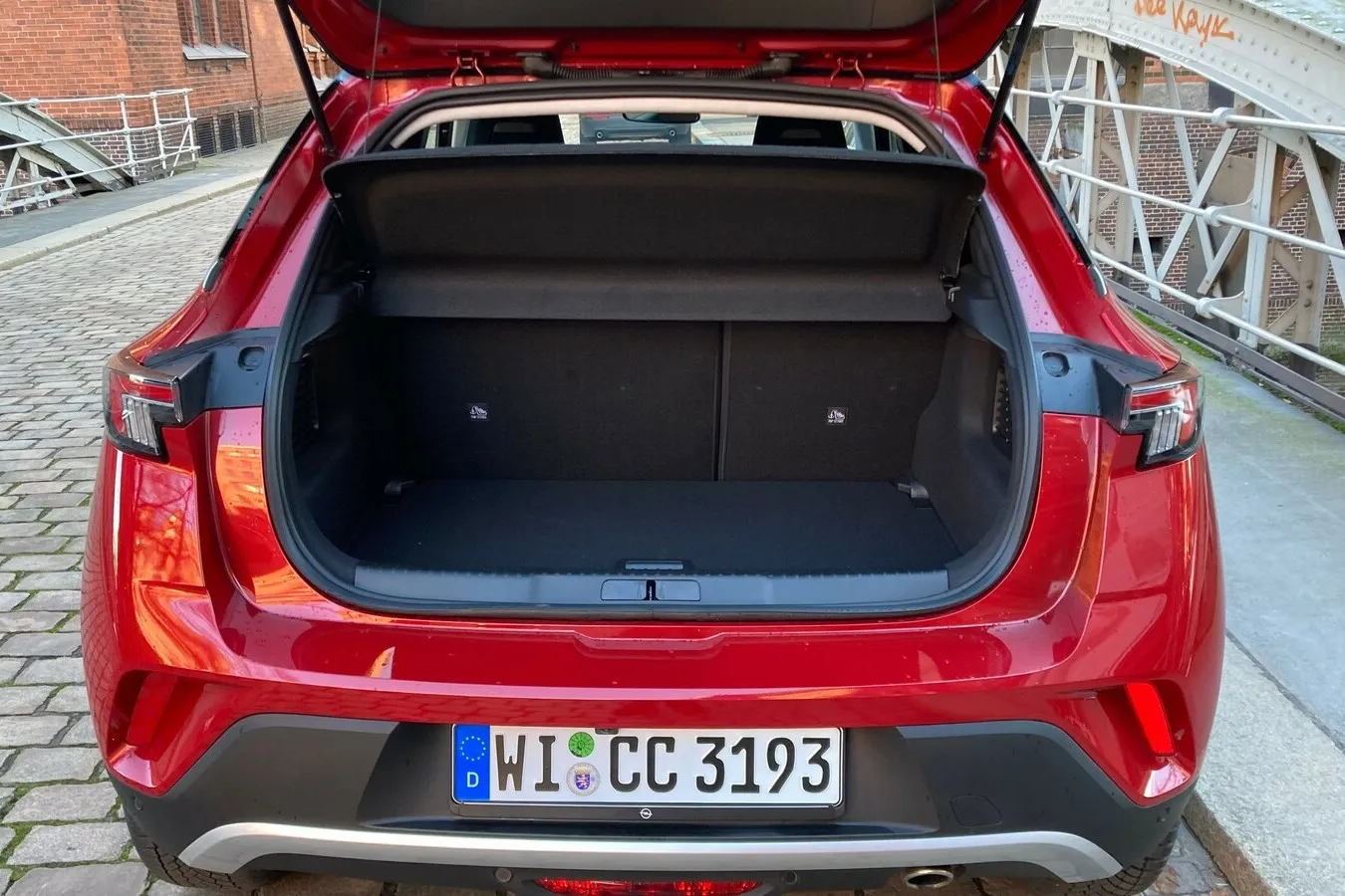 Mindestens 350 Liter passen in den Mokka-Kofferraum, die Ladekante ist relativ hoch.