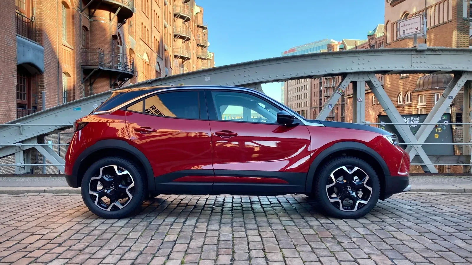 Mit langer Haube und großen Rädern zeigt der Opel Mokka coupéhafte Linien. Ein Raumwunder ist er deshalb nicht.
