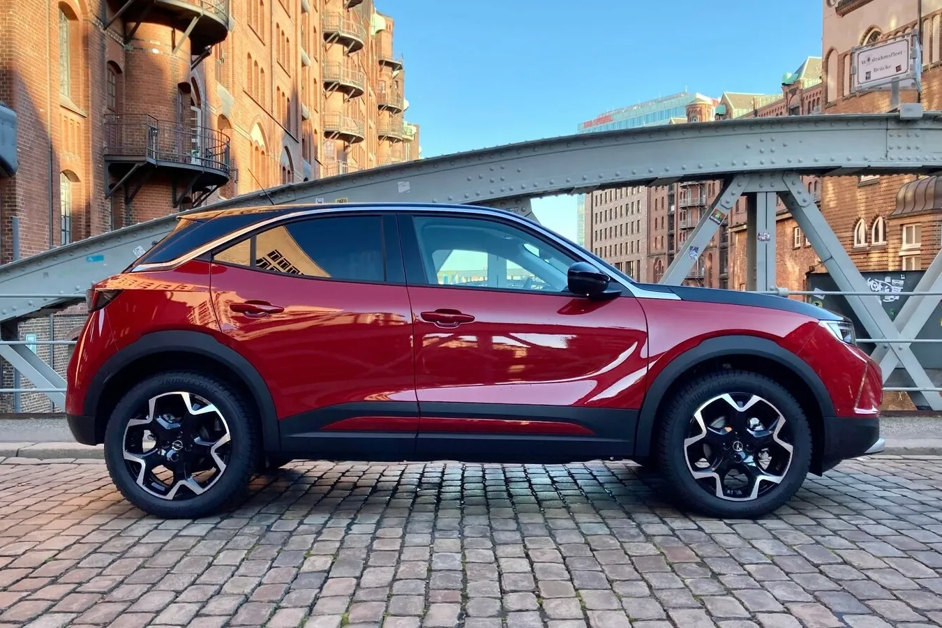 Mit langer Haube und großen Rädern zeigt der Opel Mokka coupéhafte Linien. Ein Raumwunder ist er deshalb nicht.