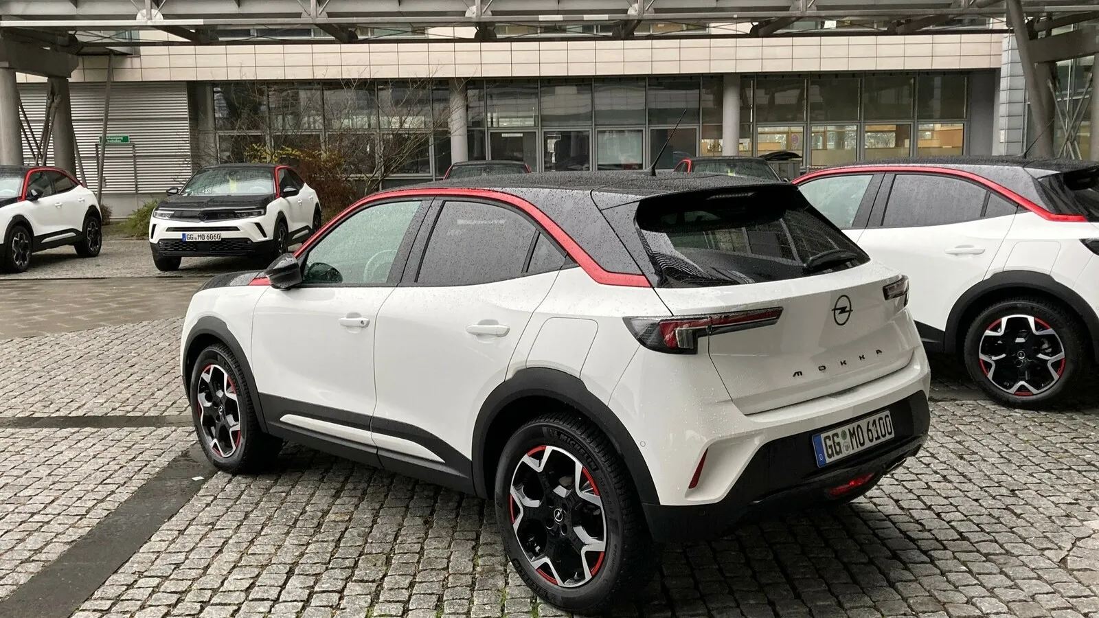 Am Heck ist der „Opel Vizor“ ins Blech geprägt.