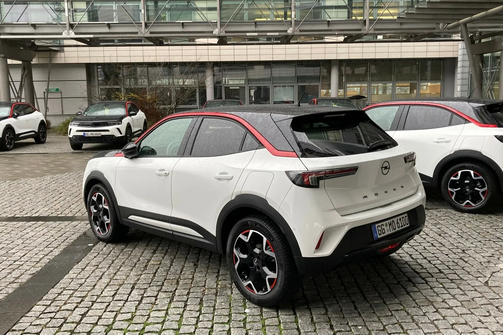 Am Heck ist der „Opel Vizor“ ins Blech geprägt.