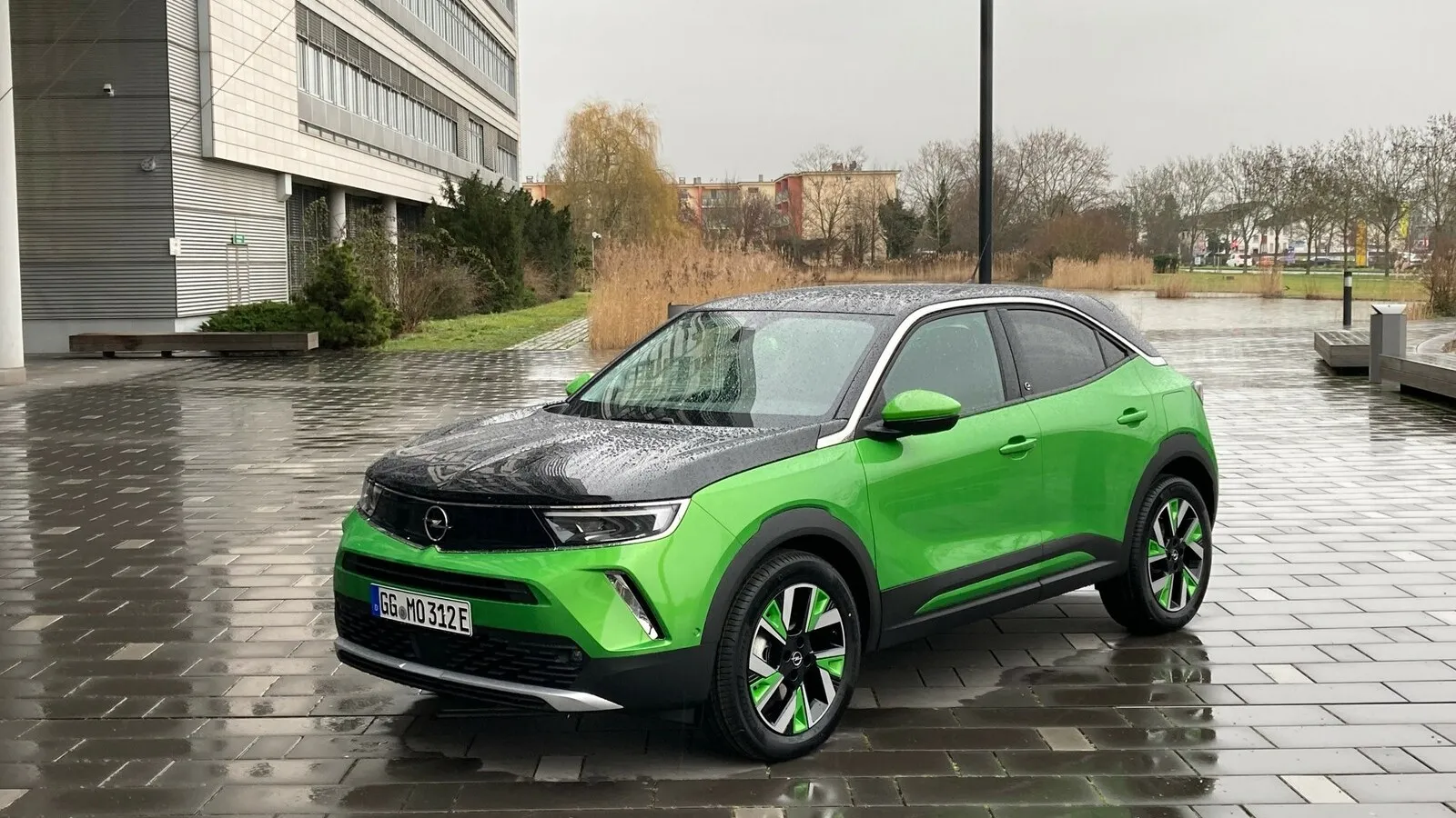 Als Mokka-e gibt es das kleine SUV erstmals auch vollelektrisch.