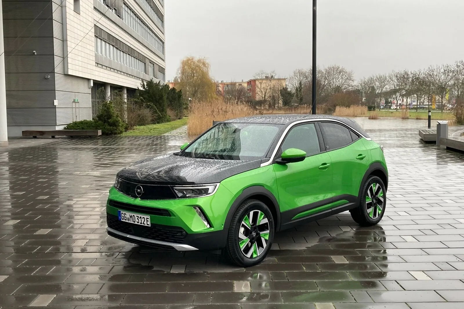 Als Mokka-e gibt es das kleine SUV erstmals auch vollelektrisch.