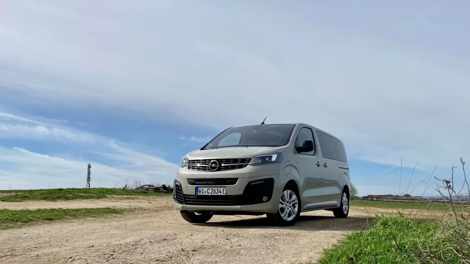 Als Personentransporter – oder Business Shuttle – gibt es den Opel Zafira Life nur noch vollelektrisch.