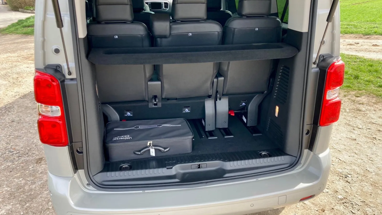 Mit voller Bestuhlung bleibt nicht mehr ganz so viel Platz für Gepäck im elektrischen Business Shuttle von Opel.
