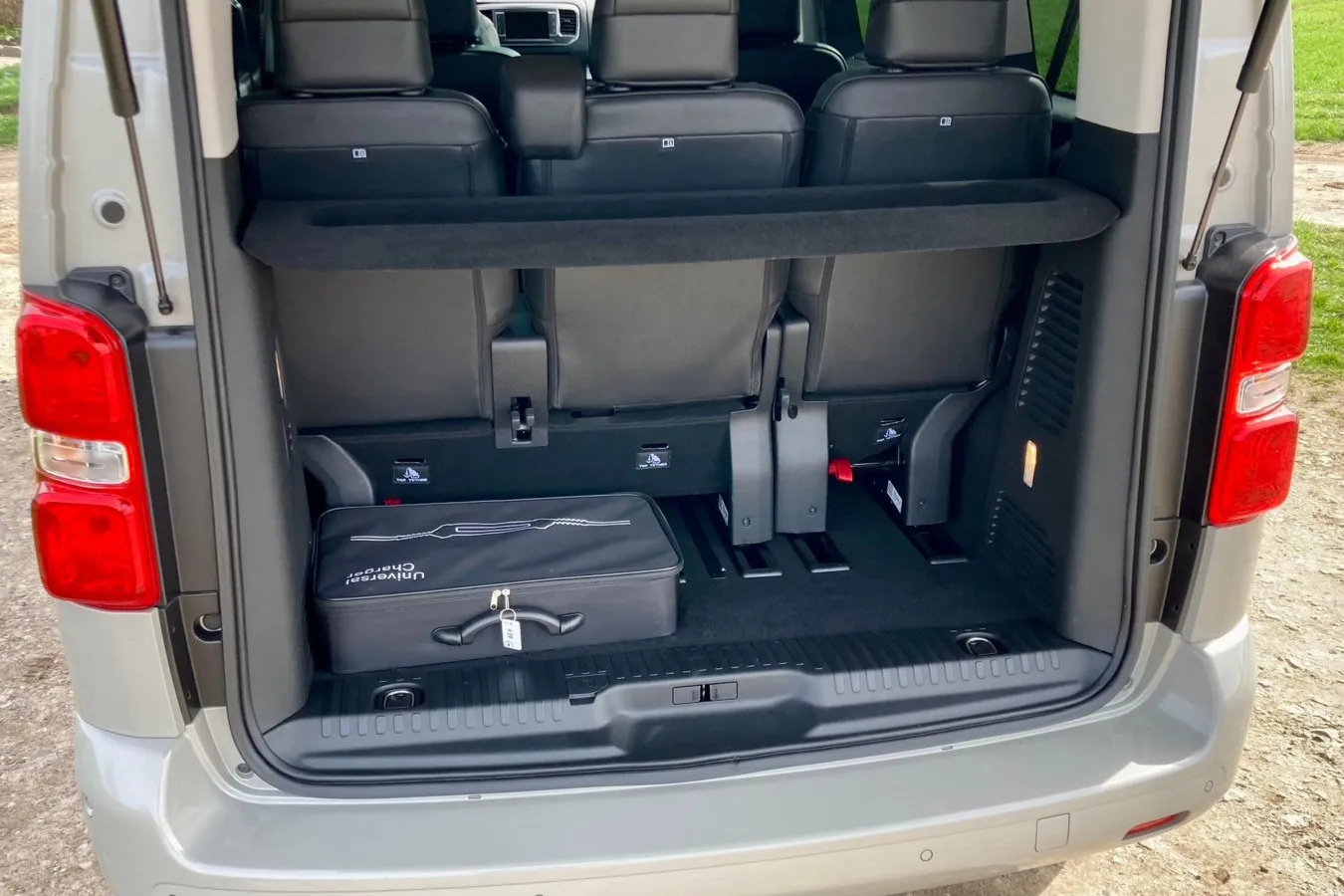 Mit voller Bestuhlung bleibt nicht mehr ganz so viel Platz für Gepäck im elektrischen Business Shuttle von Opel.