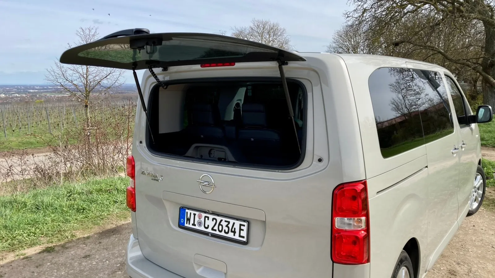 Wenn die Heckklappe keinen Raum zum Aufschwingen findet, lässt sich das Gepäck im Zafira auch durch die Heckscheibe laden.