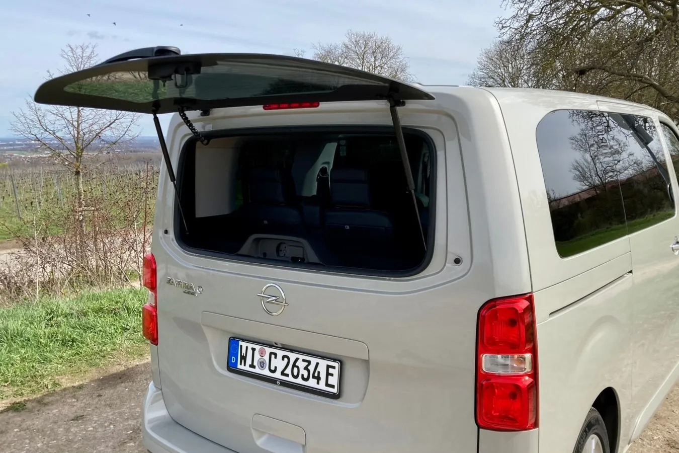 Wenn die Heckklappe keinen Raum zum Aufschwingen findet, lässt sich das Gepäck im Zafira auch durch die Heckscheibe laden.