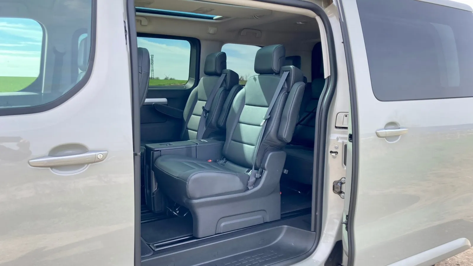 Acht Personen passen serienmäßig in den Opel Zafira-e Life, es gibt aber auch Konfigurationen mit sechs oder wie hier sieben Plätzen.