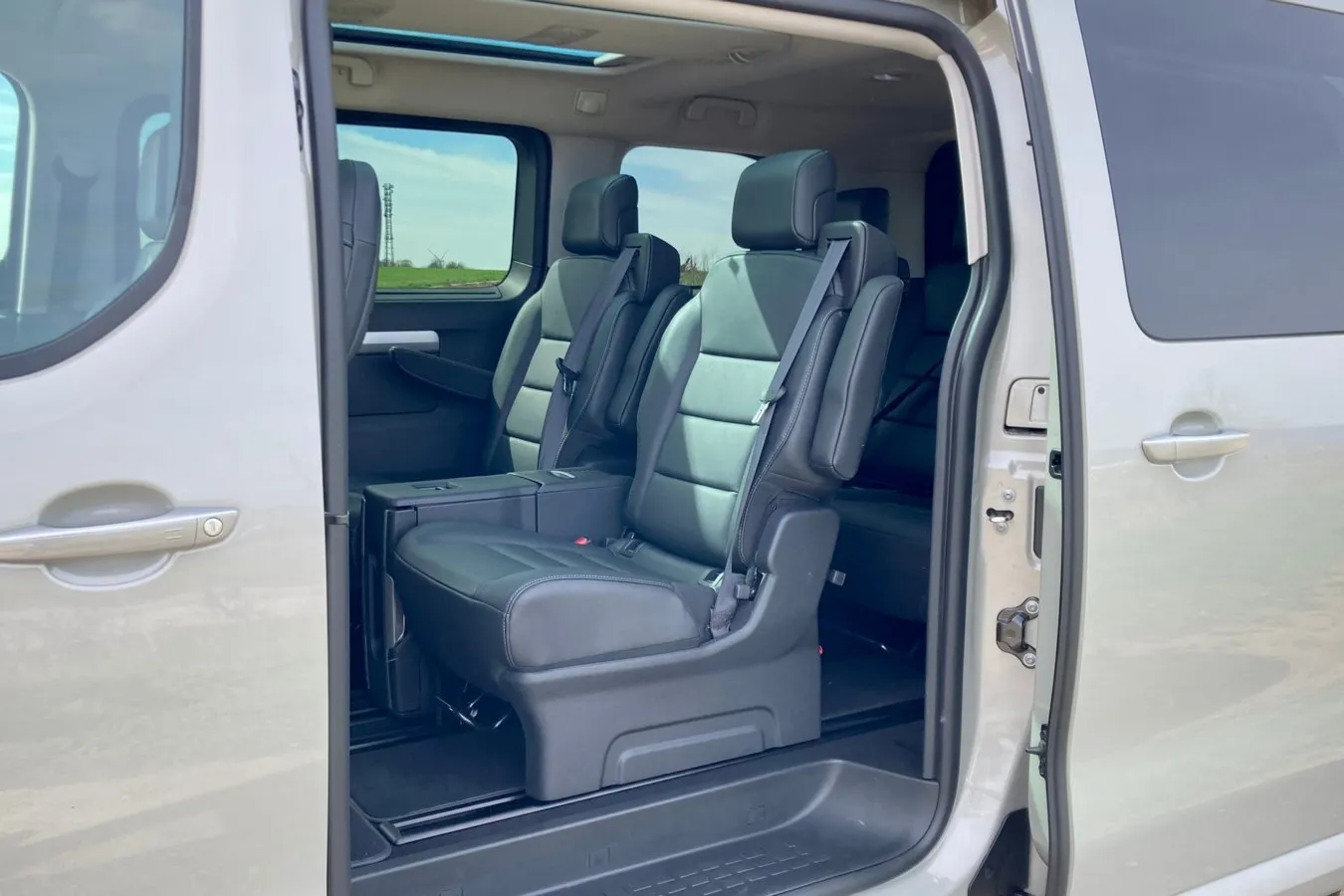 Acht Personen passen serienmäßig in den Opel Zafira-e Life, es gibt aber auch Konfigurationen mit sechs oder wie hier sieben Plätzen.
