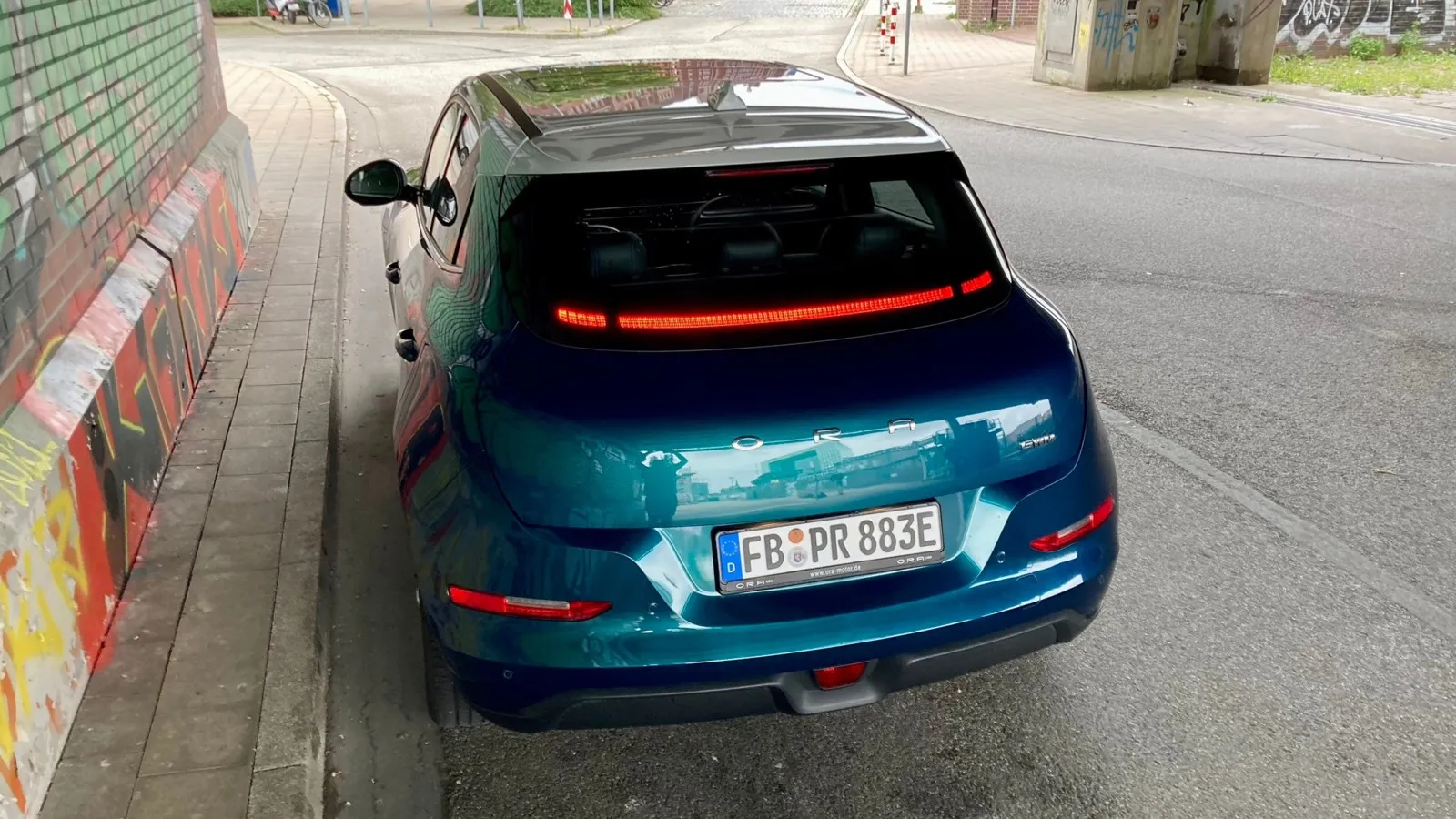 Auch am Heck zeigt der Funky Cat Charakter: Zum Beispiel mit der durchgehenden Lichtleiste unten an der Heckscheibe.