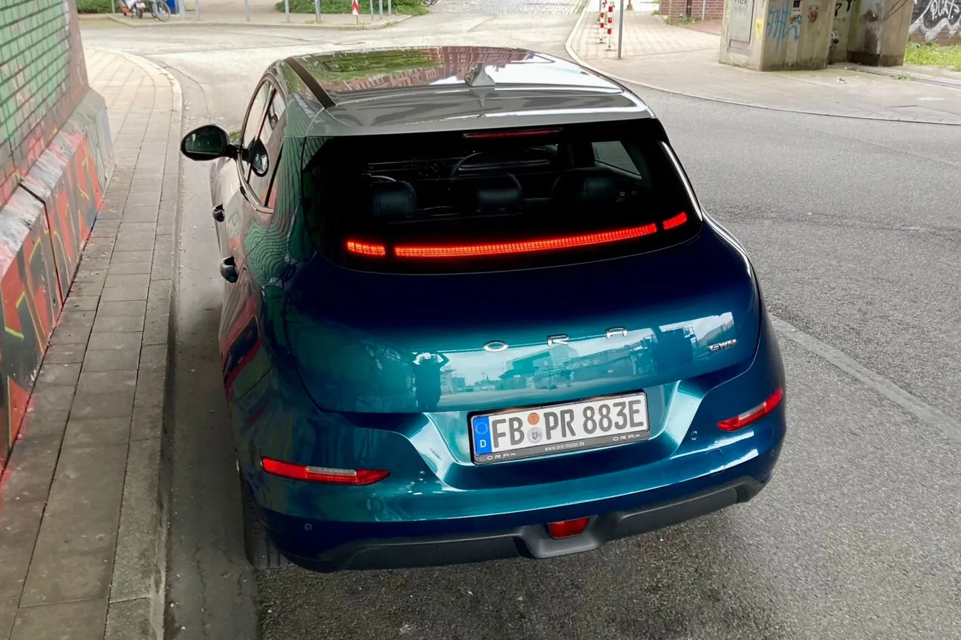 Auch am Heck zeigt der Funky Cat Charakter: Zum Beispiel mit der durchgehenden Lichtleiste unten an der Heckscheibe.