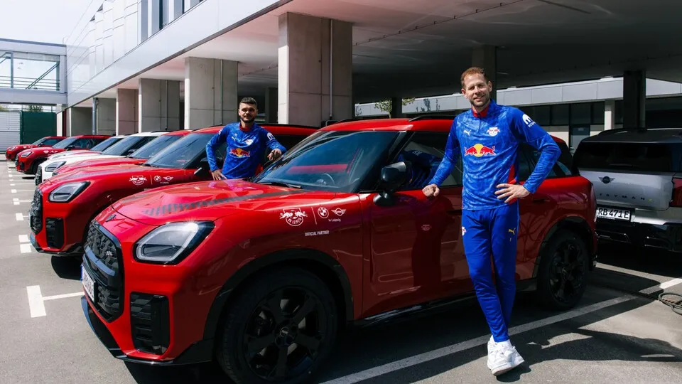 Max Finkgräfe (links) und Torhüter Peter Gulácsi mit zwei der neuen MINI Countryman aus der RB-Leipzig-Flotte.