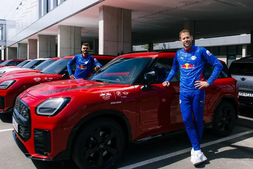 Max Finkgräfe (links) und Torhüter Peter Gulácsi mit zwei der neuen MINI Countryman aus der RB-Leipzig-Flotte.