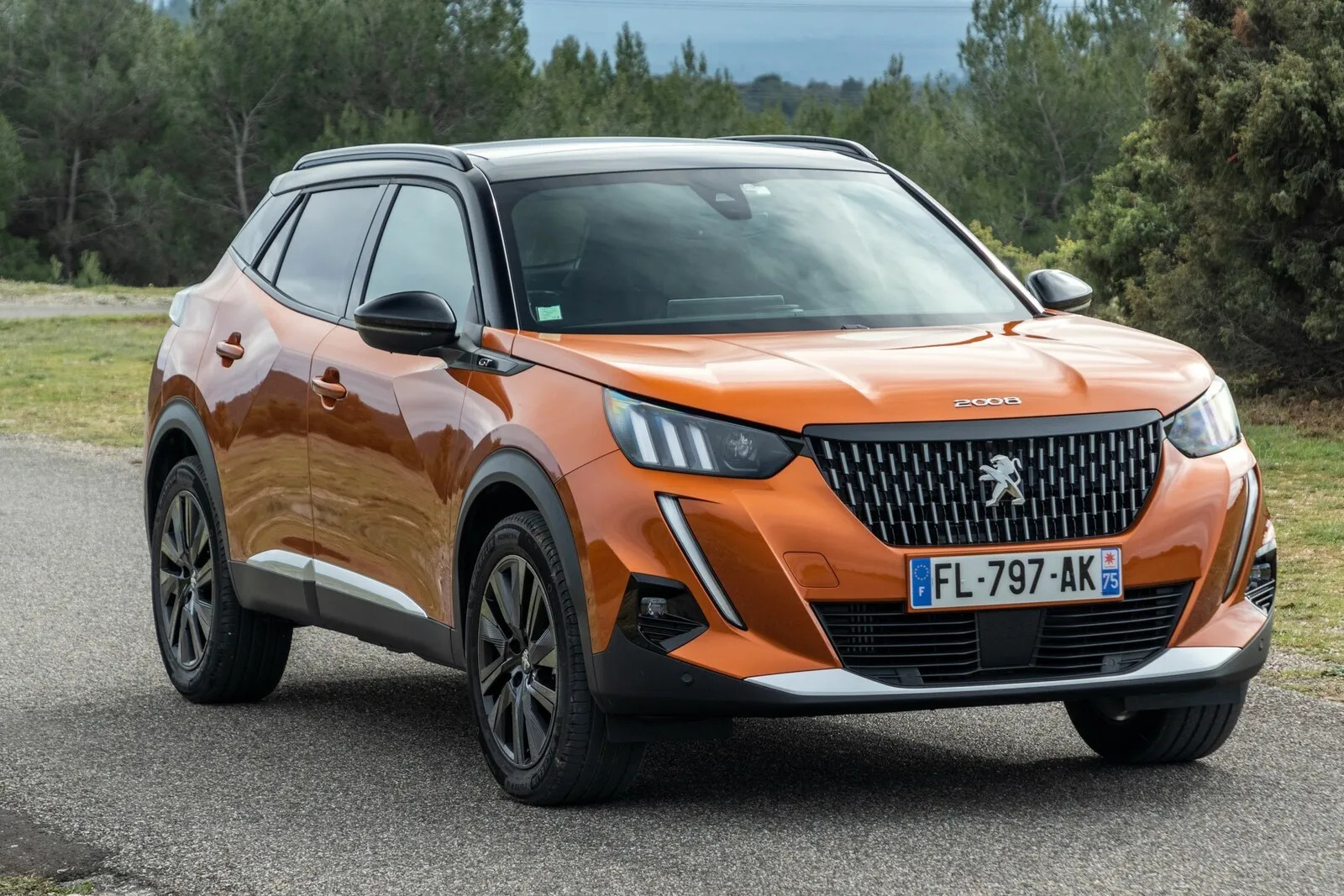 Denn der Peugeot 2008 Puretech 130 liegt mit rund 1.290 Euro mehr als 480 Euro über dem Niveau des Elektro-SUVs.