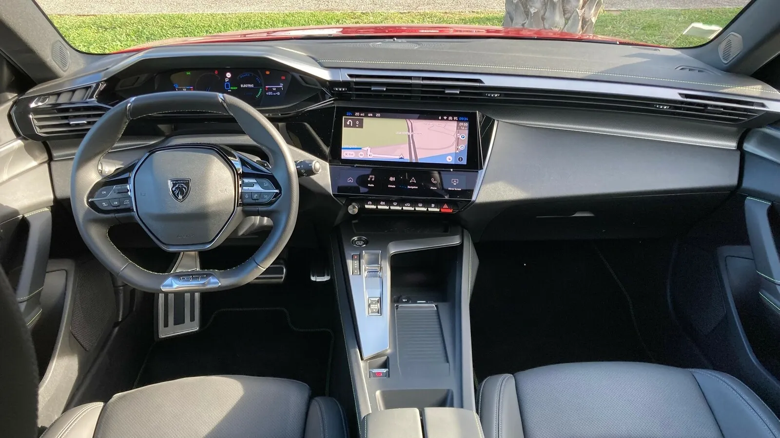 Schickes Cockpit im typischen Peugeot-Layout. Freie Sicht auf die über dem Lenkrad platzierten Instrumente nicht garantiert.
