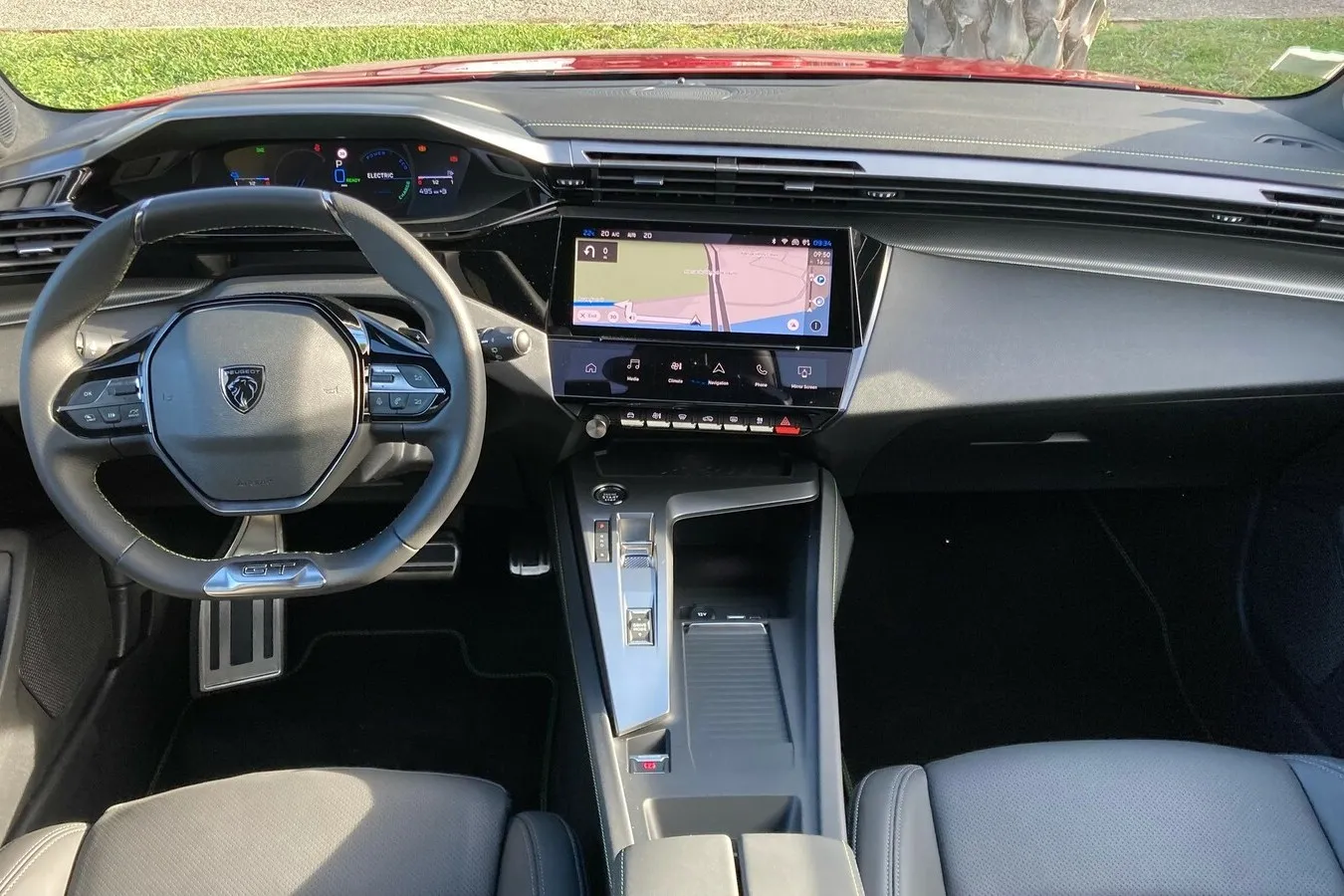 Schickes Cockpit im typischen Peugeot-Layout. Freie Sicht auf die über dem Lenkrad platzierten Instrumente nicht garantiert.