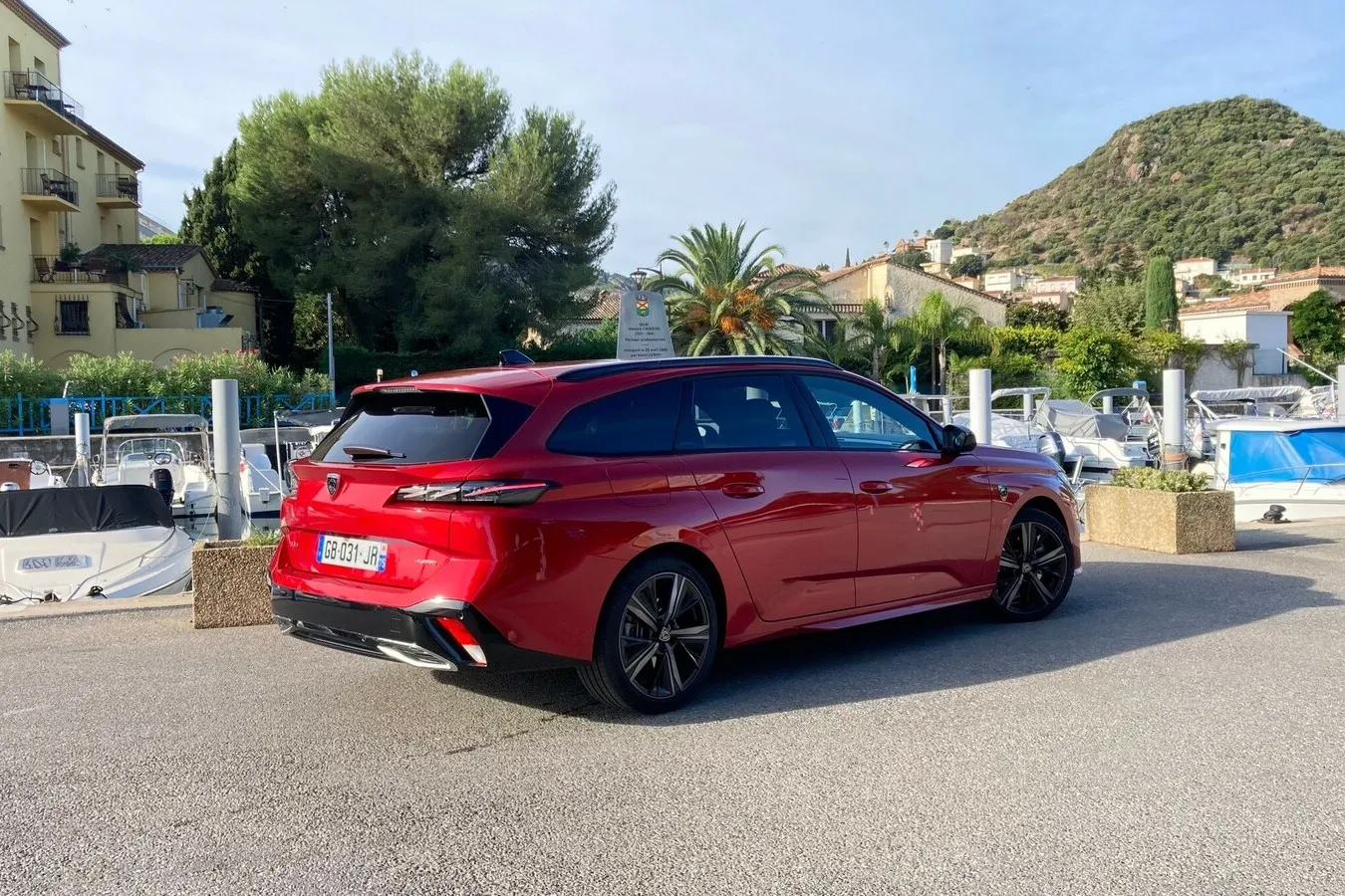Platz 5 mit 44,7 Prozent Händlereinkaufswert: der Peugeot 308 SW 1.2 Pure Tech 130 Allure (Bild: Plug-in-Hybrid).