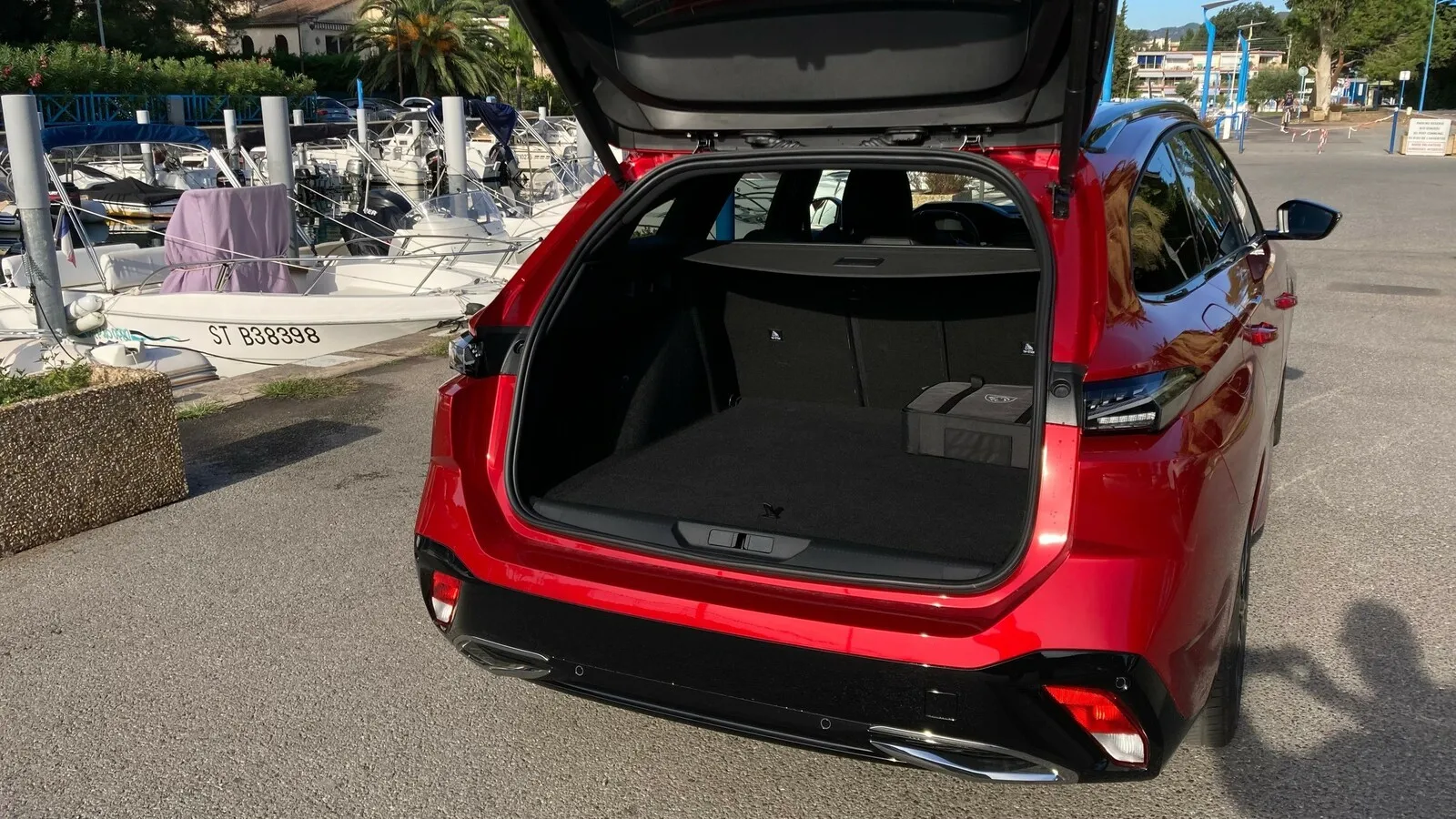 Der Peugeot 308 SW fasst mindestens 608 Liter Gepäck. In der gefahrenen Plug-in-Hybrid-Version sind es 548.