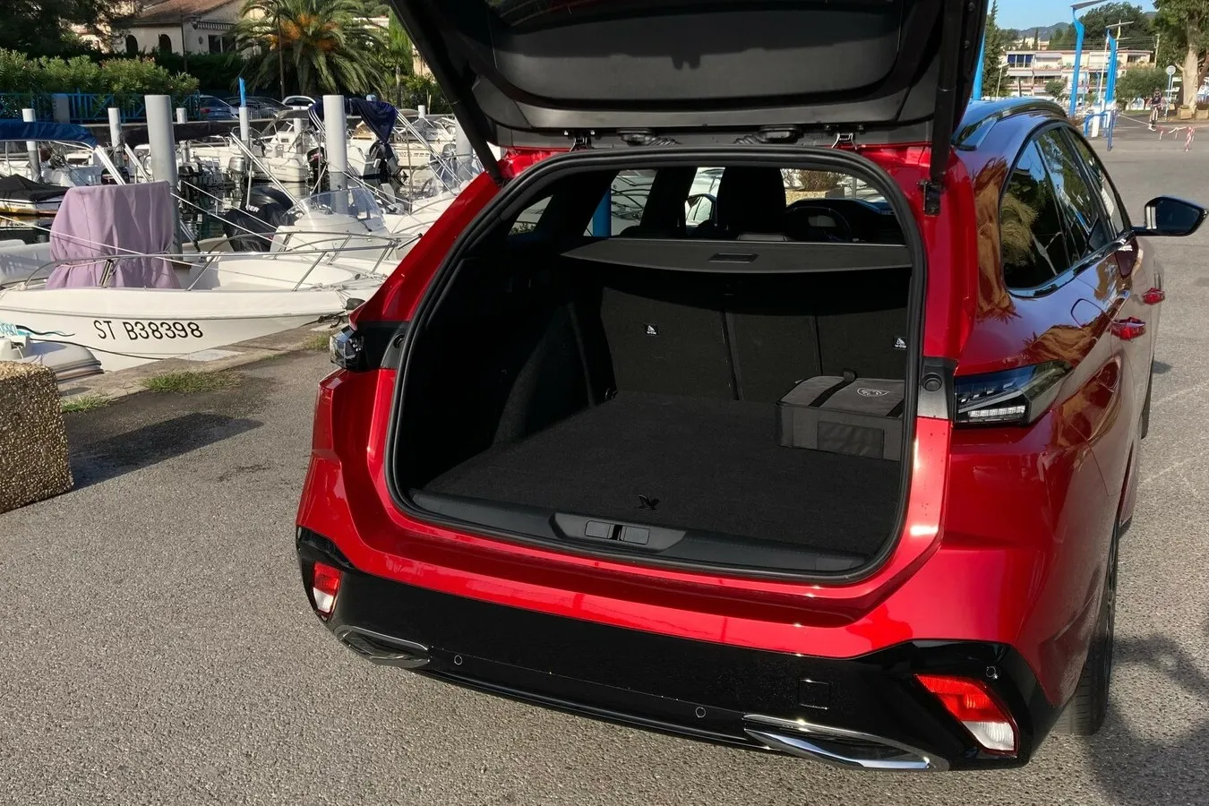 Der Peugeot 308 SW fasst mindestens 608 Liter Gepäck. In der gefahrenen Plug-in-Hybrid-Version sind es 548.