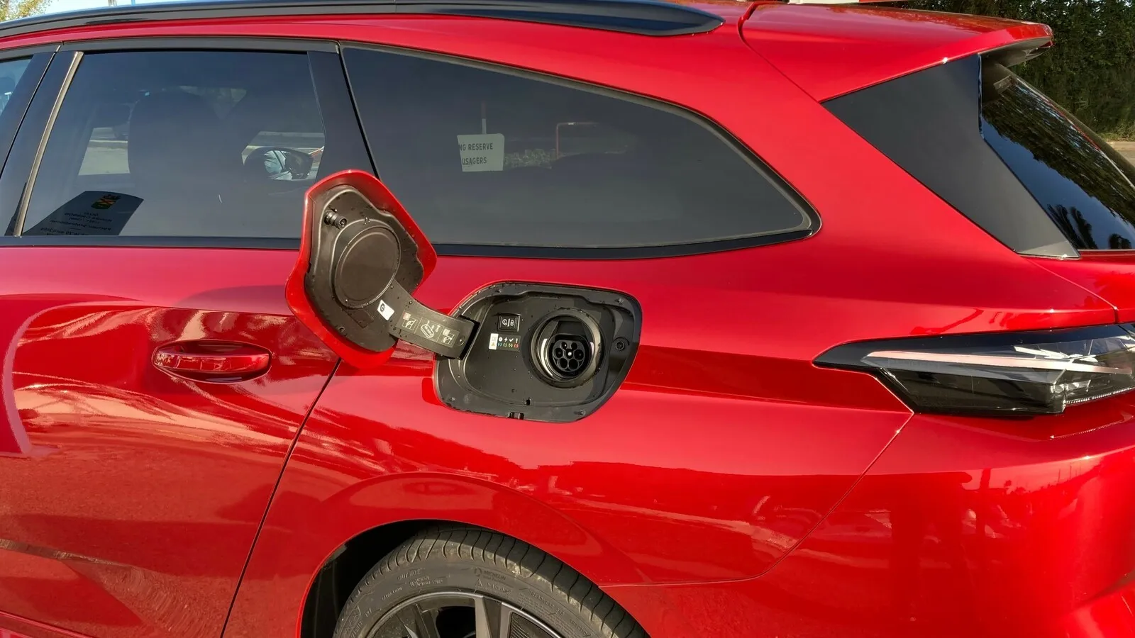 Geladen werden die Plug-in-Hybride mit 3,7 kW, optional gibt es 7,4 kW.