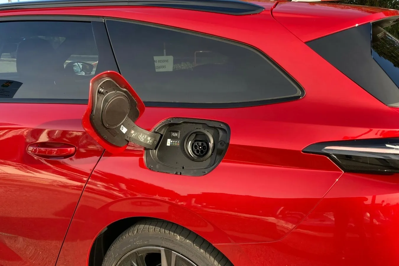 Geladen werden die Plug-in-Hybride mit 3,7 kW, optional gibt es 7,4 kW.