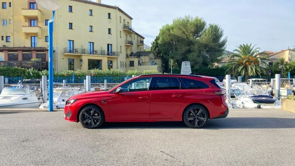 Peugeot passt den neuen 308 an die aktuelle Markenlinie an. Die Proportionen des Erfolgs-Kompakten bleiben unangetastet.