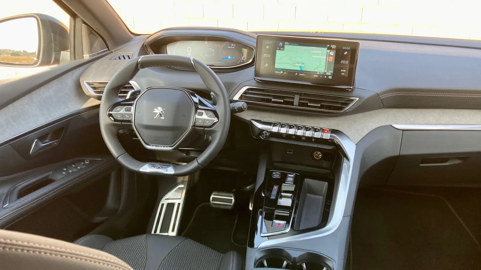 Auch das Interieur bleibt – mit Ausnahme einiger mildhybridspezifischer Anzeigen – gleich im 5008.