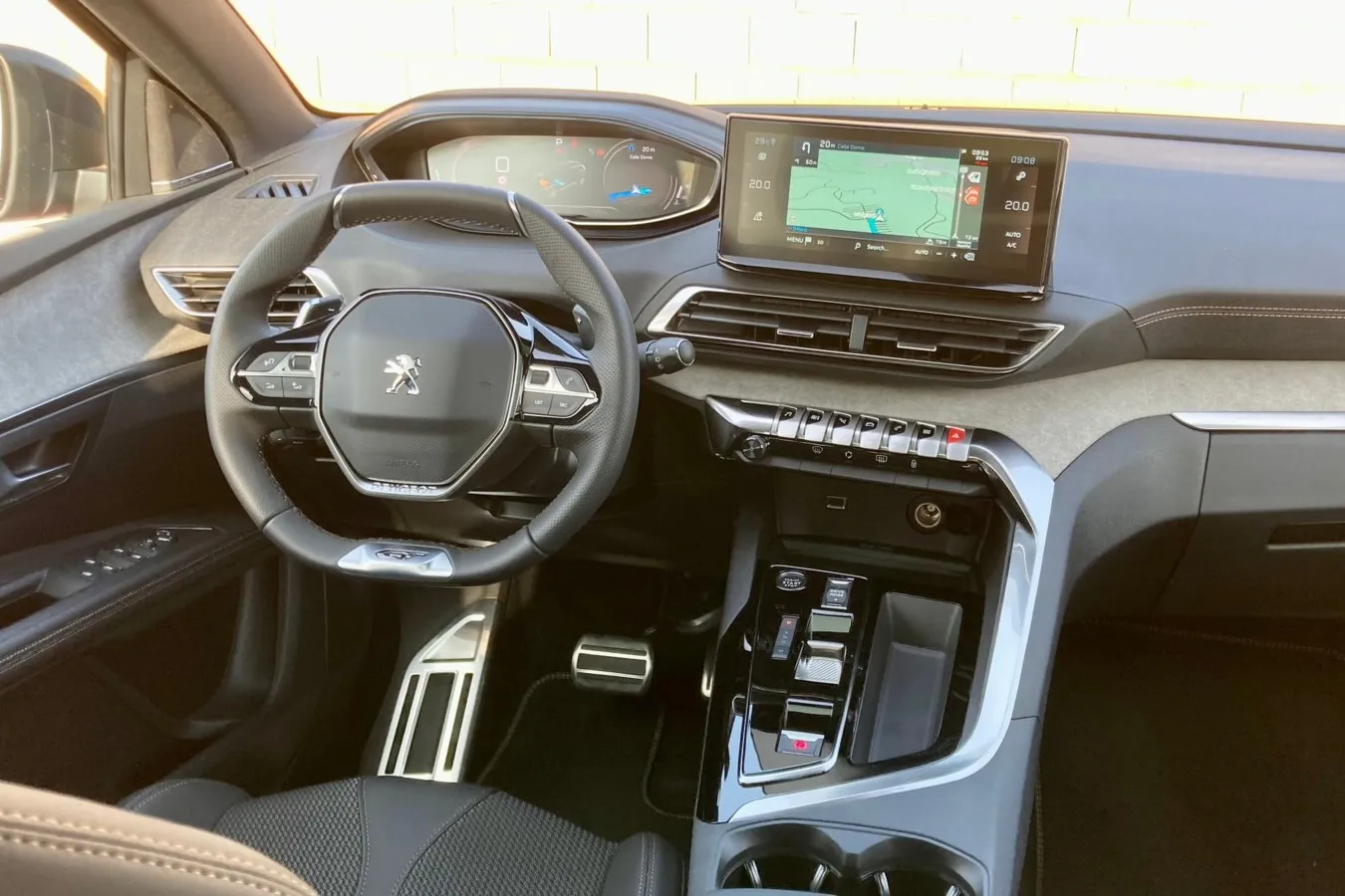 Auch das Interieur bleibt – mit Ausnahme einiger mildhybridspezifischer Anzeigen – gleich im 5008.