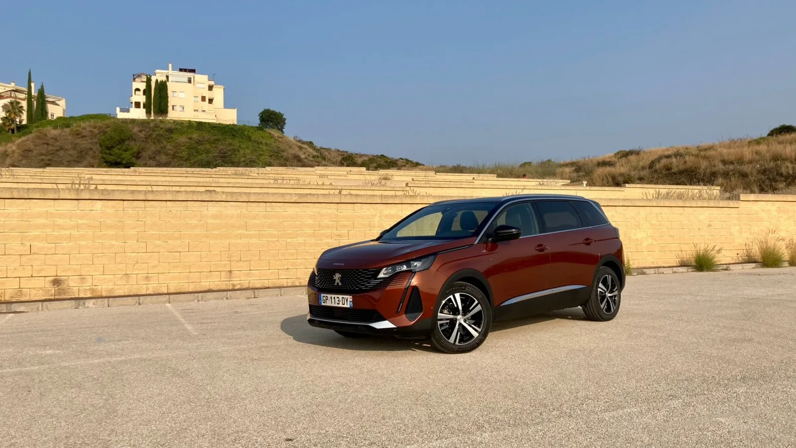 Optisch hat sich auch mit dem Mildhybrid unter der Haube nichts getan beim kompakten SUV aus Frankreich.