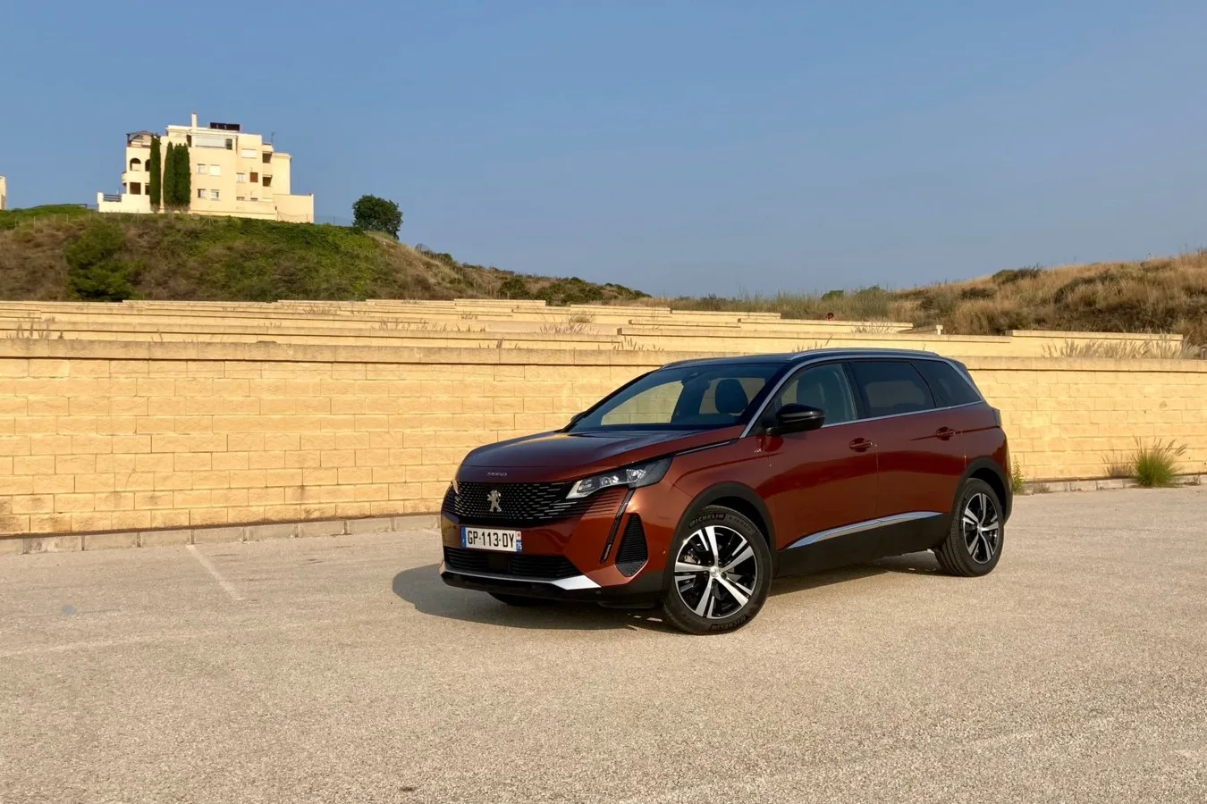 Optisch hat sich auch mit dem Mildhybrid unter der Haube nichts getan beim kompakten SUV aus Frankreich.