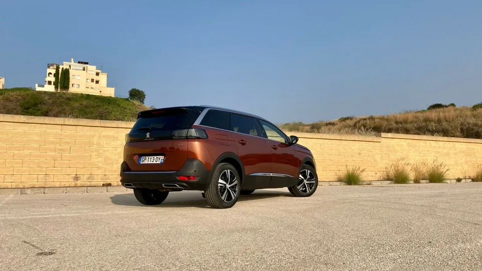Neu jetzt auch als Mildhybrid: der Peugeot 5008. Auch der kürzere 3008 kommt kurz vor Ablösung noch in den Genuss des neuen Antriebs.