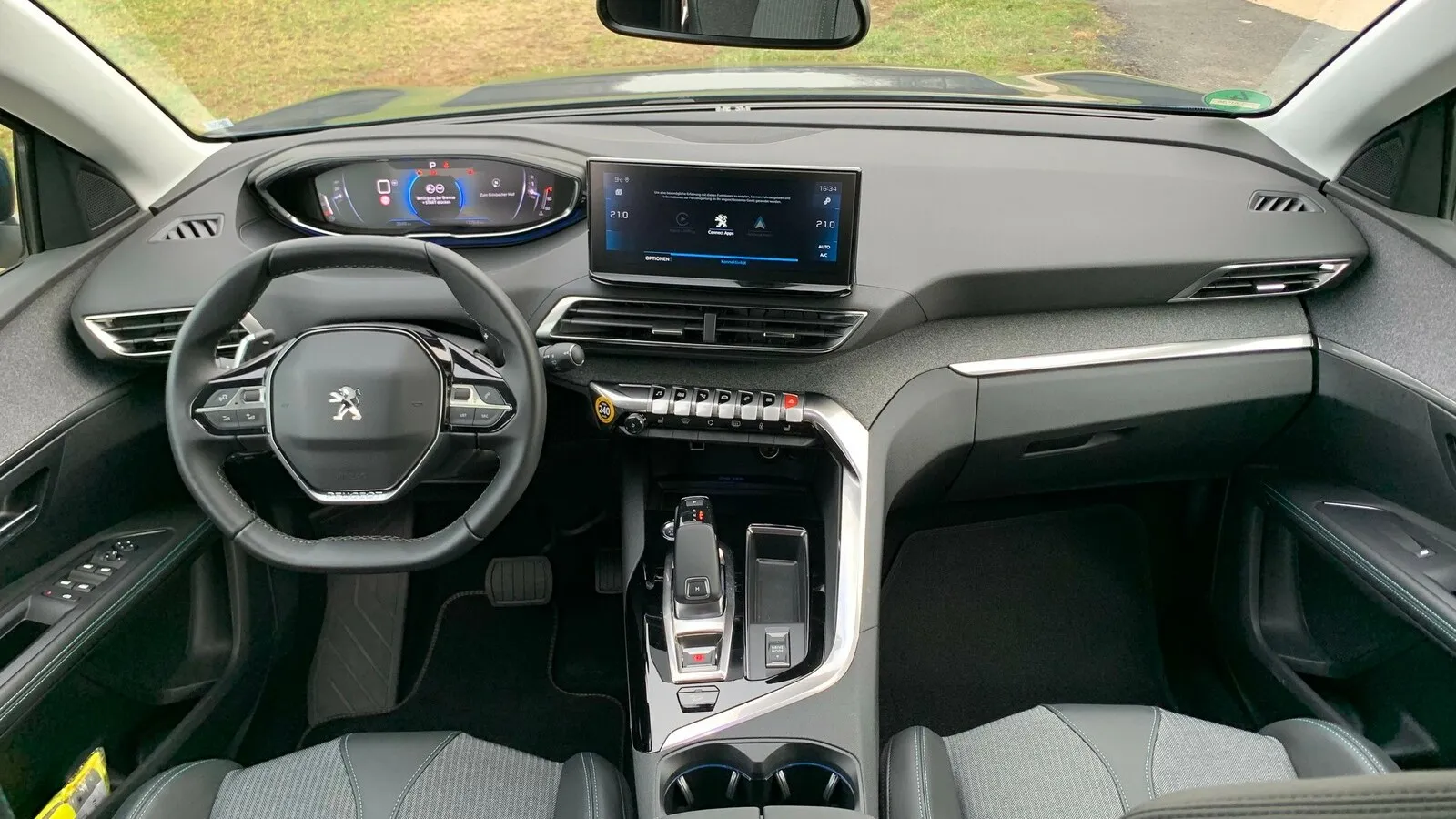 Das kleine Lenkrad ist gewöhnungsbedürftig. Das vielfach konfigurierbare Kombiinstrument hinter dem Lenkrad ist weit oben angesiedelt. Dadurch erreicht Peugeot einen Effekt, der fast an ein Head-up-Display herankommt.